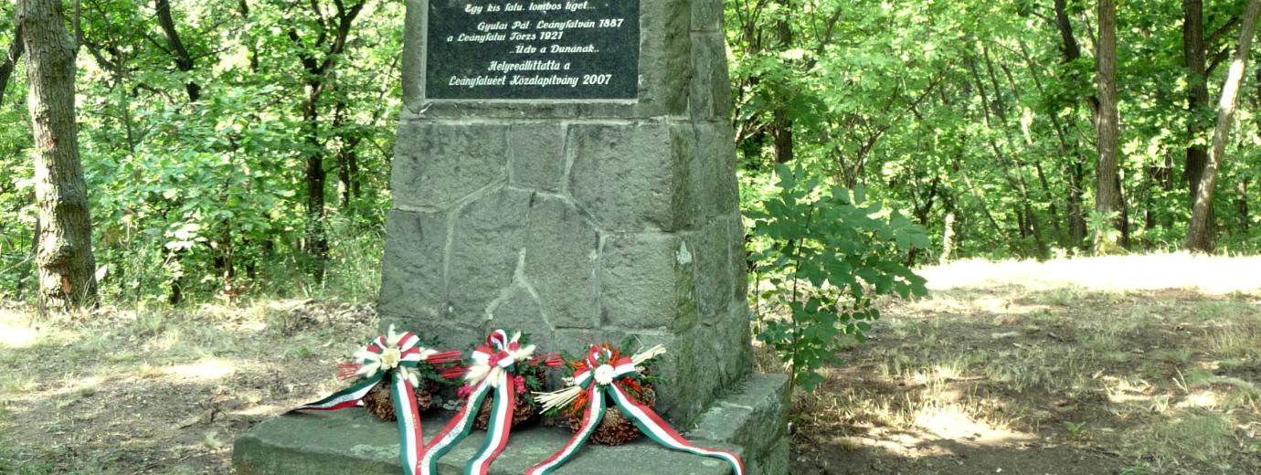 Gyulai Pál emlékmű